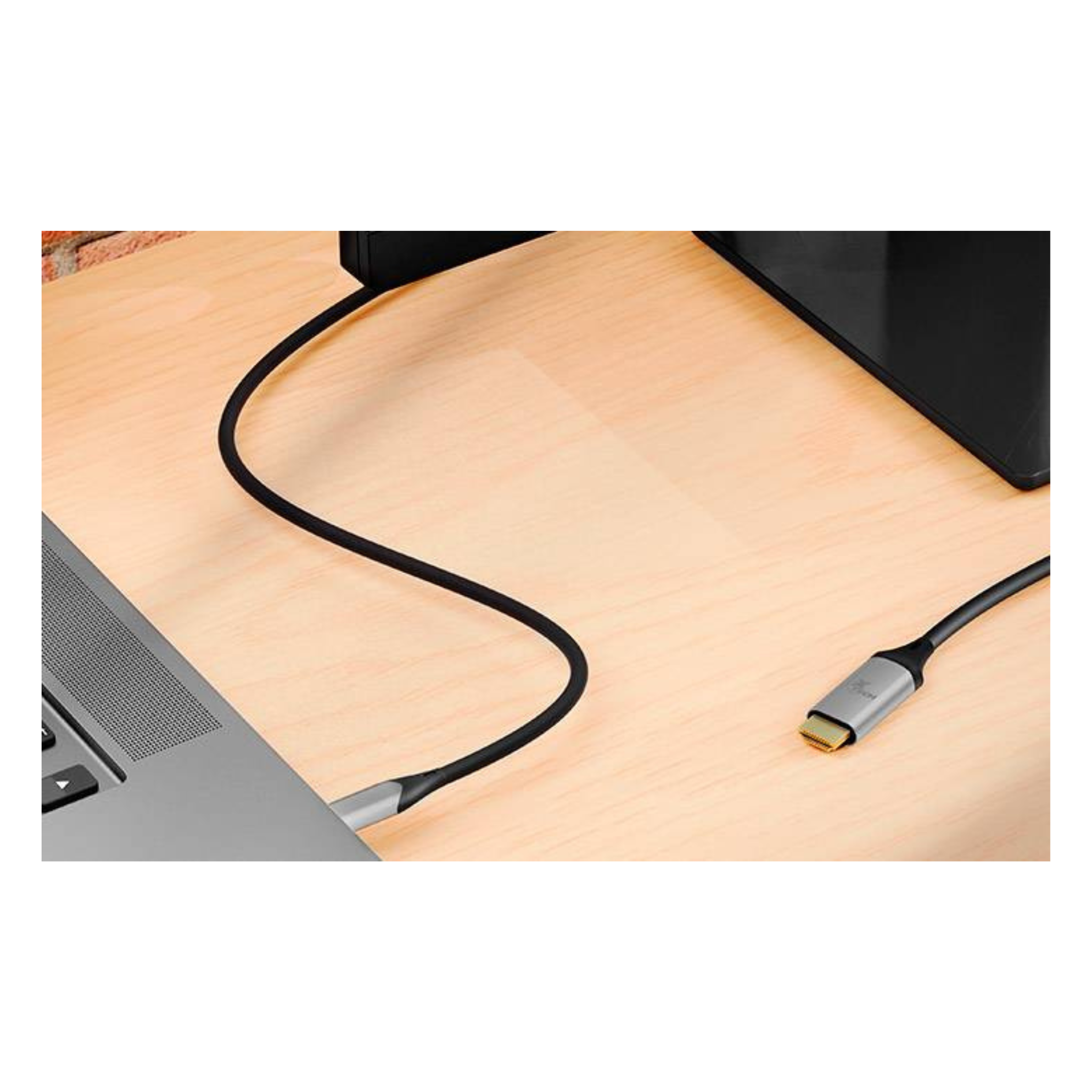 Cable USB-C a HDMI Xtech XTC-546 de 1.8 m conectado a laptop para salida de video a monitor