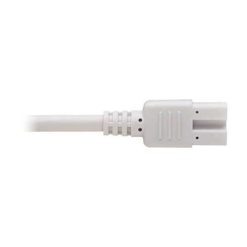 Detalle de conectores en cable de alimentación C13 a NEMA color blanco